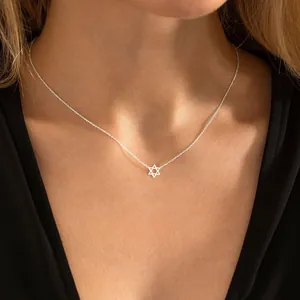 Minimalistische roestvrijstalen ketting met Davidsster op de nek van het model