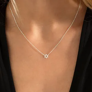 Close-up van de Davidster hanger aan een fijne roestvrijstalen ketting in zilverkleur