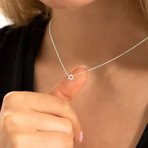 Close-up van de minimalistische roestvrijstalen halsketting met Davidster-hanger