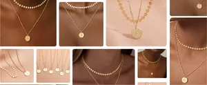 Detalle del collar de doble capa de oro de 18 quilates con colgante de letra y cadena de discos