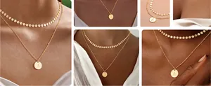 Detalle del collar de doble capa en oro de 18K con colgante redondo de letra A
