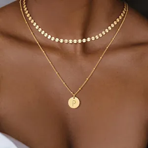 Detalle de collares de acero inoxidable de 18K con colgante redondo de la letra P