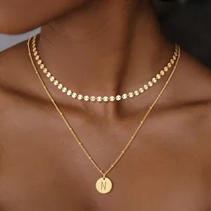 Detalle de collar de doble capa de acero inoxidable de 18K con colgante de la letra N