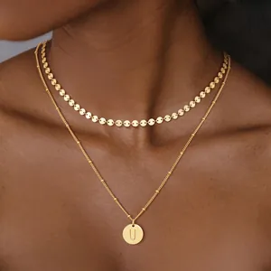 Primer plano del collar de doble capa bañado en oro de 18K con colgante letra U