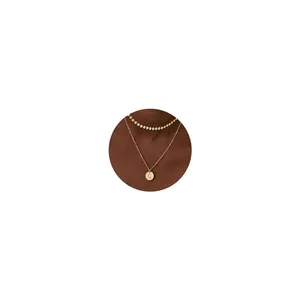 Primer plano del collar de doble capa chapado en oro de 18K con colgante de letra 'Q'