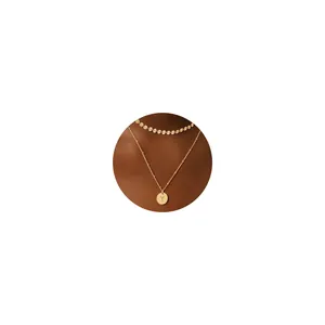 Primer plano del conjunto de collares dorados con colgante de disco de la letra Y