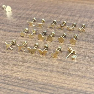 Detailansicht der 18K vergoldeten Edelstahl-Ohrstecker mit flacher Rückseite im Set