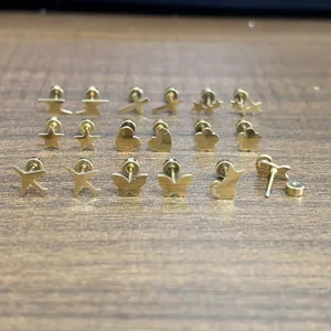 Set aus flachen 18K vergoldeten Edelstahl-Ohrsteckern mit verschiedenen Motiven