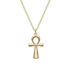 Collana con croce Ankh dorata lucida con simbolo della vita egizia su sfondo bianco