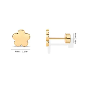 Detail eines 18K vergoldeten Blumen-Ohrsteckers mit 6mm Schraubverschluss-Design