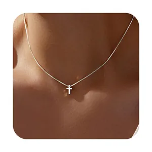 Dettaglio della collana veneziana in acciaio inossidabile con un piccolo ciondolo a croce