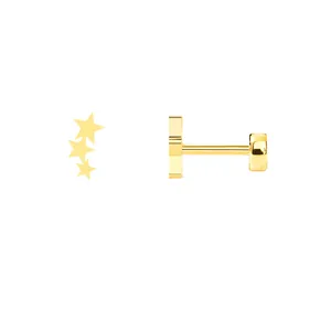 Detail von 18K vergoldeten Ohrknorpel-Ohrsteckern mit einem dreifachen Stern-Design