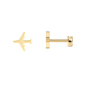Detail von 18K vergoldetem Flugzeug-Ohrstecker mit flacher Rückseite und poliertem Finish