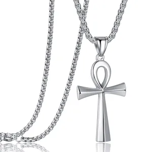 Dettaglio del ciondolo a croce Ankh in argento lucido con catena box in acciaio inox