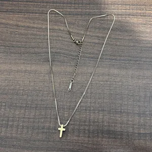 Dettaglio della collana a catena veneziana in oro 18K con mini pendente a croce