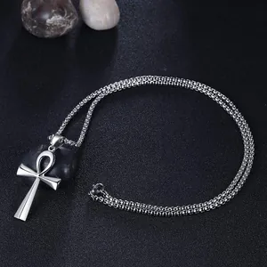 Ciondolo a croce Ankh in argento lucido con catena su fondo nero testurizzato