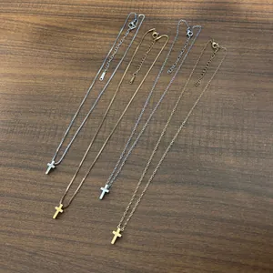 Collane con mini ciondolo a croce in acciaio inossidabile lucido in oro e argento