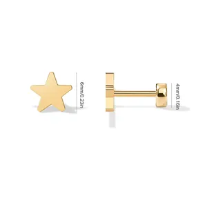 Detailansicht der 18K Gold Stern-Ohrringe mit 6mm Höhe und flachem 4mm Schraubverschluss