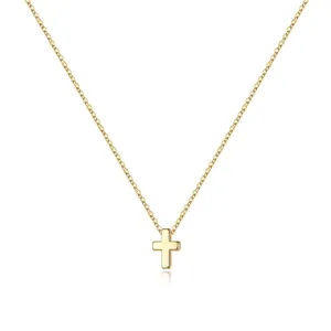 Collana con pendente a croce in acciaio inossidabile placcato oro 18K su sfondo bianco