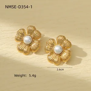 Boucles d'oreilles fleurs dorées de style vintage français avec perles blanches