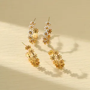 Süße 18K Vergoldet Edelstahl Gänseblümchen Blume Ohrringe Für Damen Minimalistische Weiße Emaille Florale Schmuck Accessoires