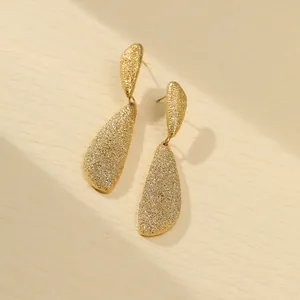 Orecchini a goccia dorati con texture satinata opaca e design a due parti alla moda