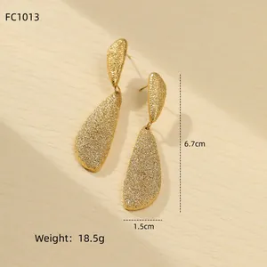 Dettaglio orecchini lunghi dorati opachi con dimensioni 6,7 cm e peso di 18,5 g