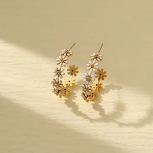 Elegante 18K vergoldete Edelstahl-Gänseblümchen-Ohrringe mit weißen Emaille-Blumen