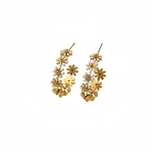 Elegante 18K vergoldete Titanstahl-Creolen mit zartem weißem Gänseblümchen-Blumendesign