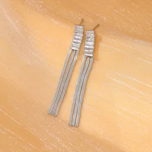Elegante Ohrringe aus Edelstahl mit Quasten und rechteckigen Zirkonia in Silber-Optik