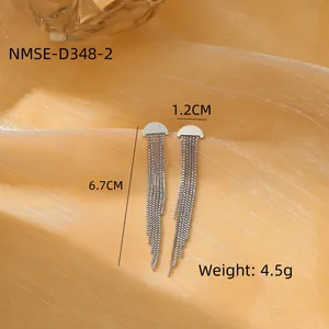 Vista detallada de pendientes de borla larga plateados con 1,2 cm de ancho y 6,7 cm de largo