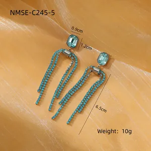 Pendientes de lujo de acero inoxidable con cristales azules sobre tela de seda naranja
