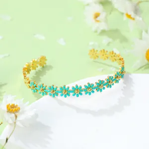 Bracelet jonc ouvert en acier titane doré avec marguerites turquoise sur pierre blanche