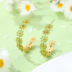Créoles dorées en forme de C avec marguerites en émail vert et finition en acier poli