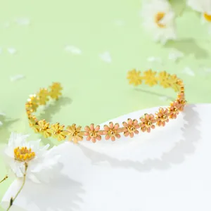 Bracelet marguerite chic en titane doré avec émail rose pour un look féminin doux