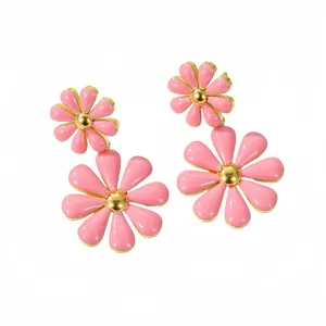 Elegantes pendientes colgantes de margarita rosa en acero inoxidable y detalles de oro