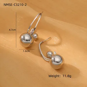 Medidas de pendientes de corazón plateados con 4,7 cm de alto y 1,6 cm de ancho
