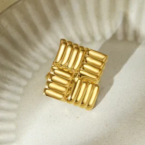 Ring aus 18K Gold Titanstahl mit geometrischem Karomuster und Croissant-Textur-Design