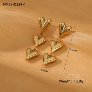 Pendientes colgantes de triple corazón dorado sobre tela de seda elegante 4,8cm