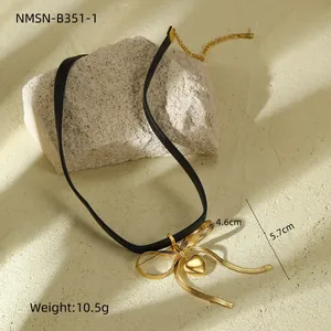 Detailansicht des schwarzen Leder-Chokers mit goldenem Bogen-Herz-Anhänger, 5,7 cm