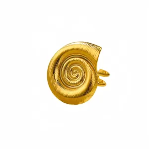 Anello nautilus dorato con trama a spirale marina e struttura a doppia fascia lucida