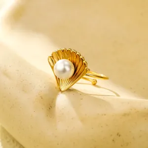 Elegante anello a conchiglia dorato con perla bianca tonda e fascia aperta regolabile