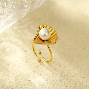 Anello aperto in acciaio al titanio con conchiglia e perla finitura oro