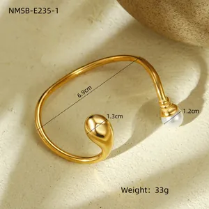 Détail du bracelet ouvert en acier doré avec goutte d'eau et perle de 1,2 cm