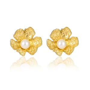 Boucles d'oreilles fleur dorée avec texture martelée et perle blanche centrale