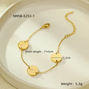 Bracelet en acier doré avec trois pendentifs calligraphie arabe sur plateau en céramique