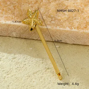 Barrette étoile de mer en acier inoxydable doré 18K sur un fond de sable