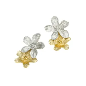 Zweifarbige florale Ohrstecker mit Vintage-Bürstenmetallstruktur in Gold und Silber