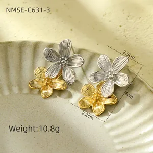 Détail de boucles d'oreilles fleur, texture de pétale, 4cm de long, finition or et argent