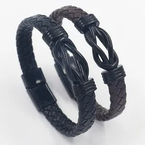 Detail von geflochtenen Lederarmbändern in Schwarz und Dunkelbraun mit Magnetverschluss